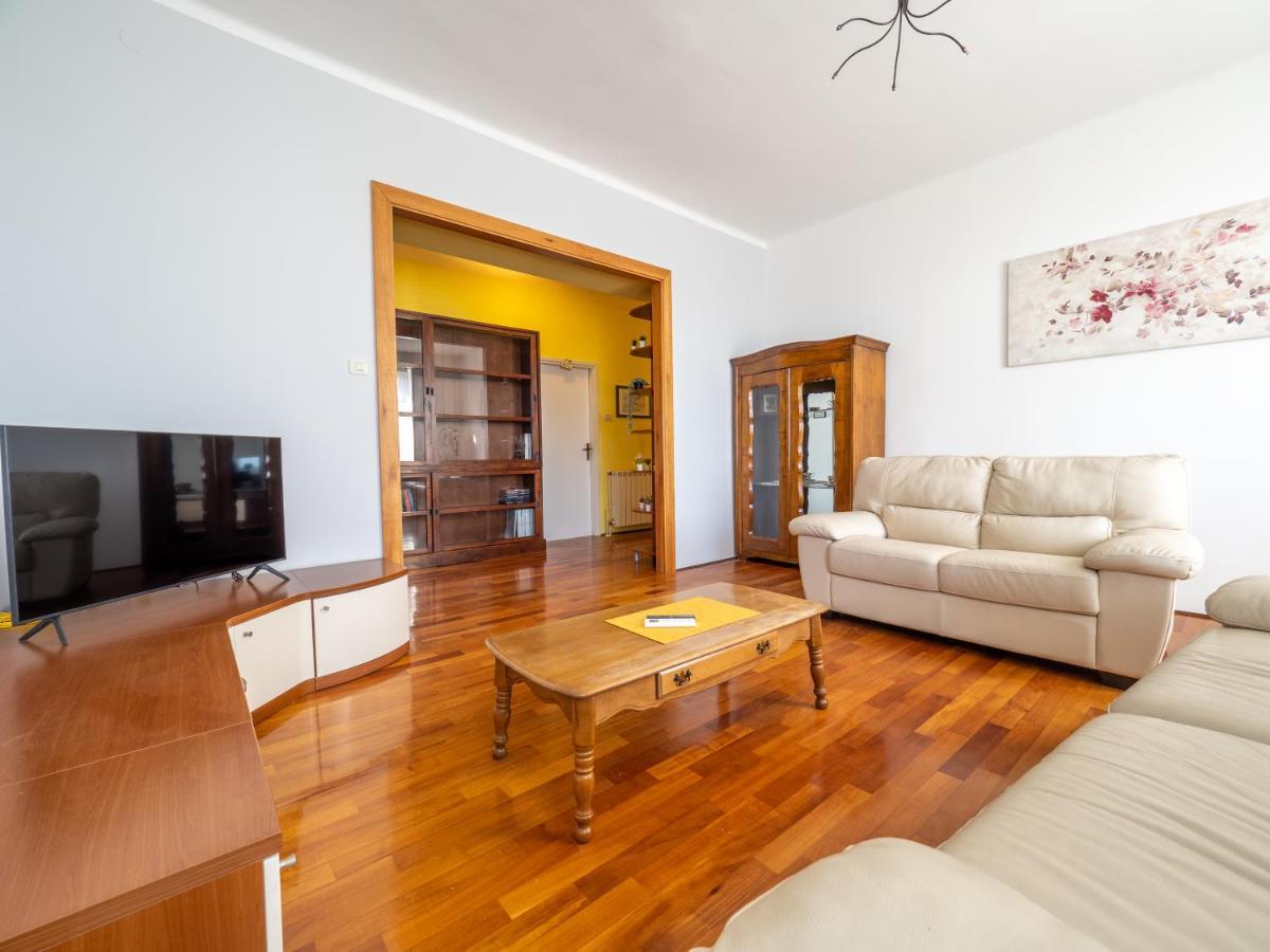 Classy And Sunny Apartment In غييكا المظهر الخارجي الصورة